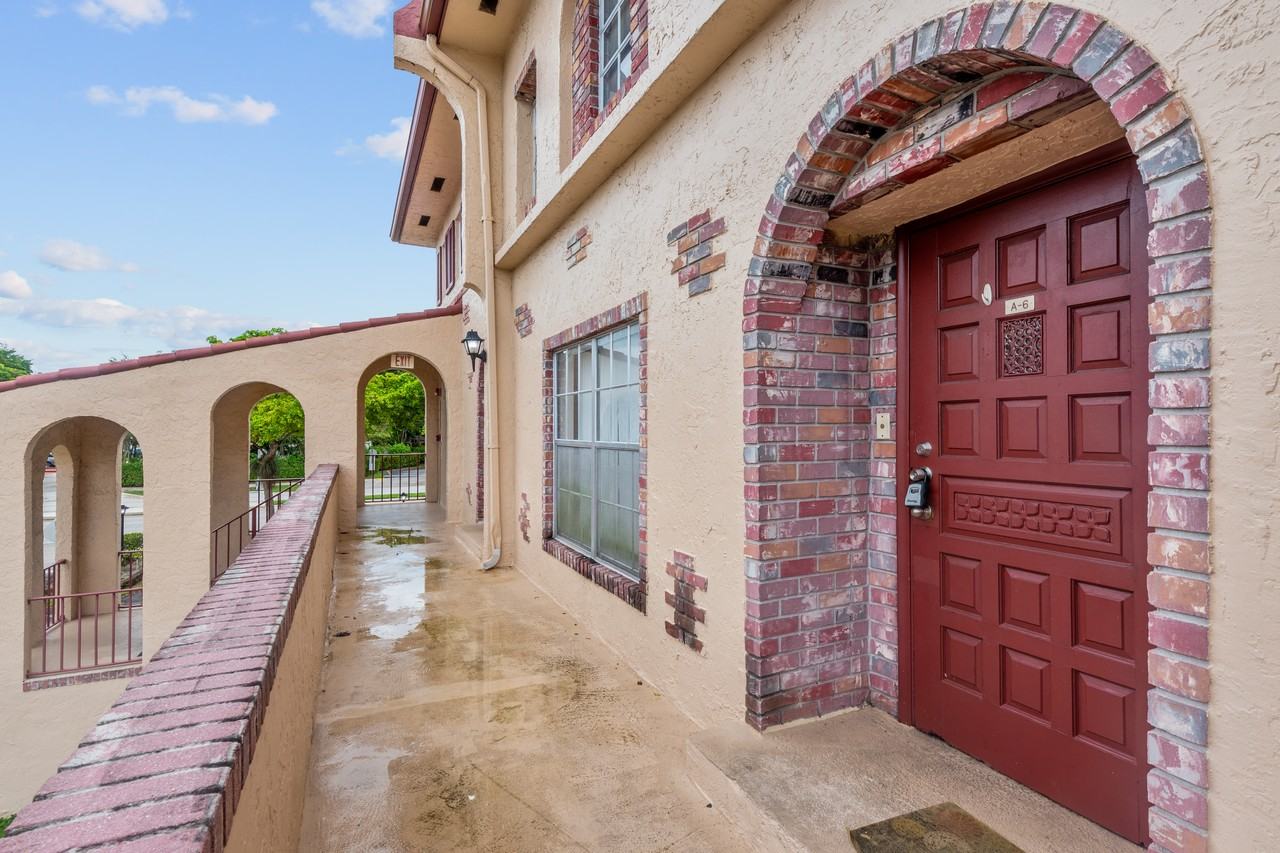 3050 Riverside Drive - Photo 2 of 8