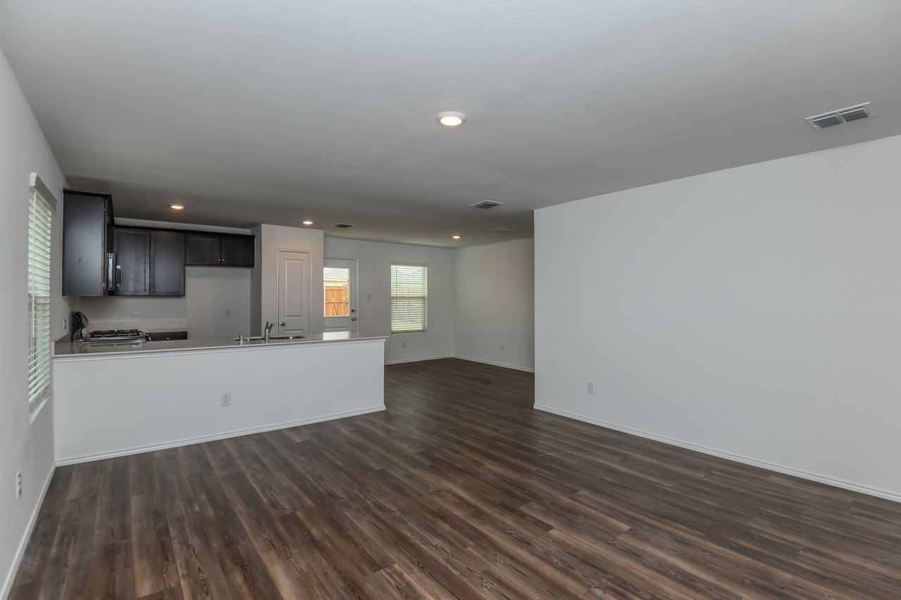 911 911 Lady Bird St - Photo 7 of 19