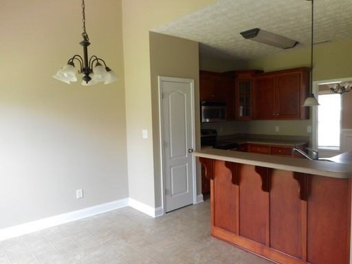 208 Boston Dr - Photo 3 of 10
