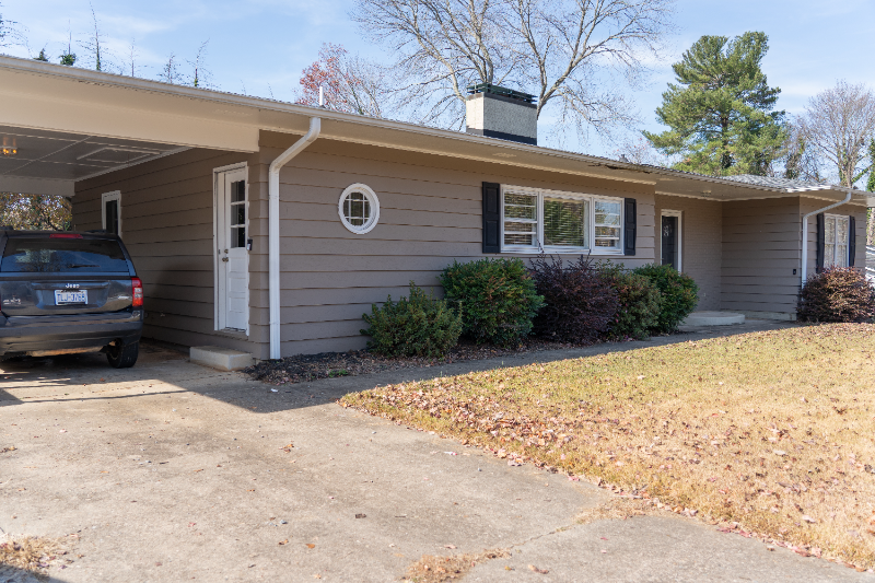 717 Circle Dr Ne - Photo 2 of 39