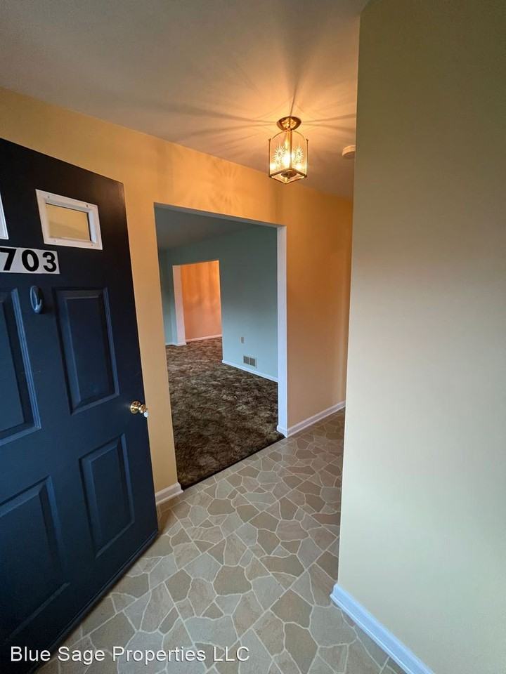 703 Reese St - Photo 3 of 31