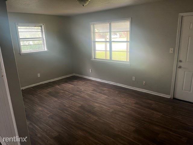 135 Texas Ave - Photo 2 of 9