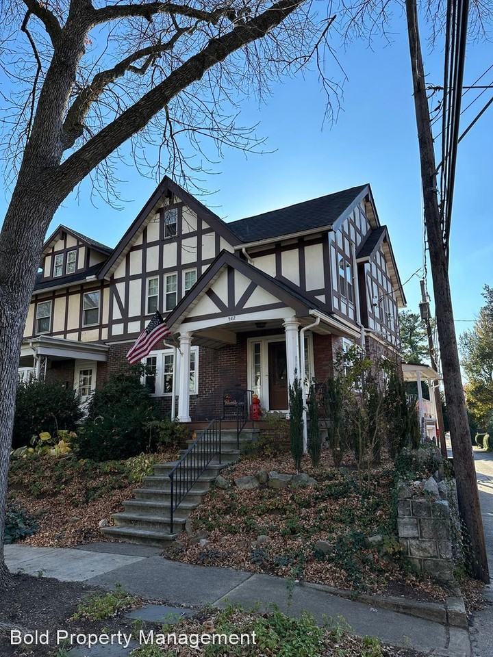 942 Franklin St - Photo 2 of 20