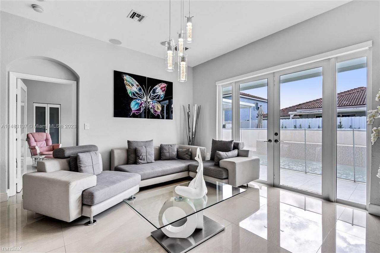 15822 Sw 140th St - Photo 3 of 7