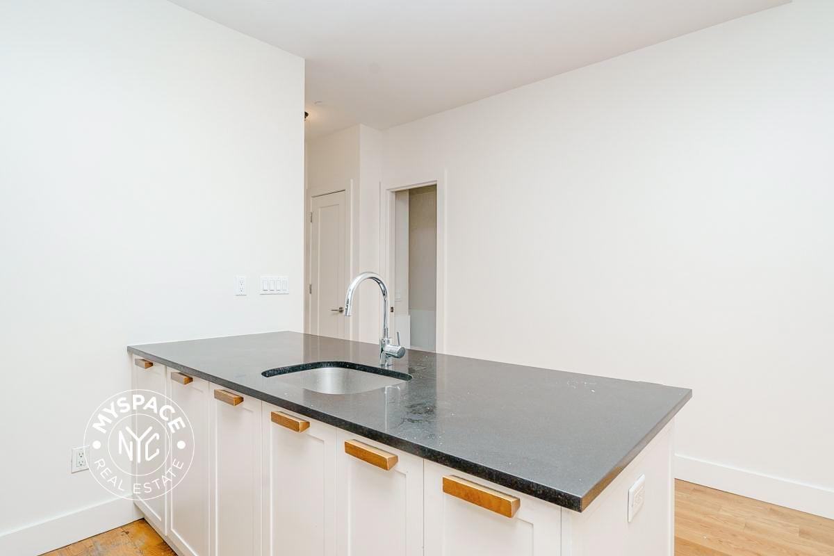 5527 Myrtle Ave #305 - Photo 5 of 33