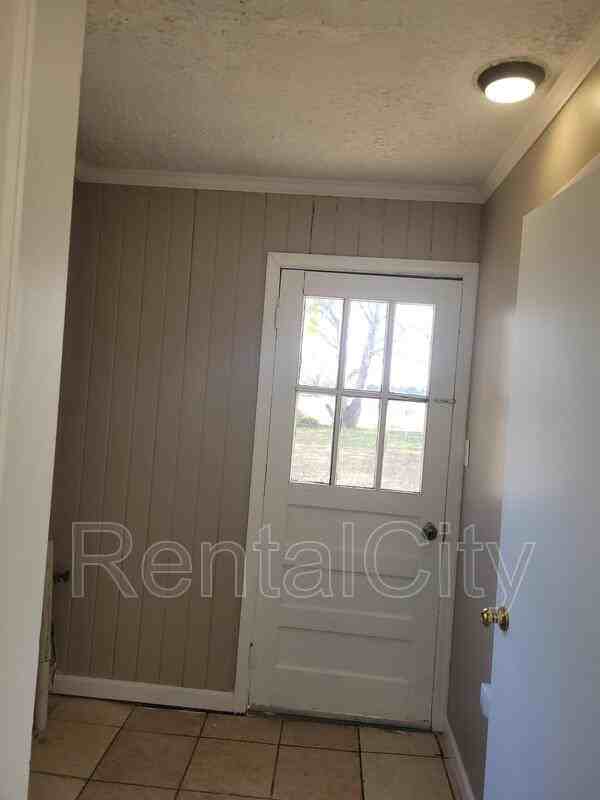 136 Eastlawn Dr - Photo 2 of 16