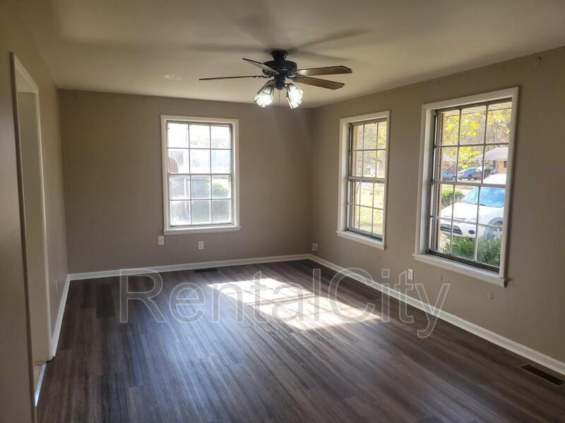 136 Eastlawn Dr - Photo 3 of 16