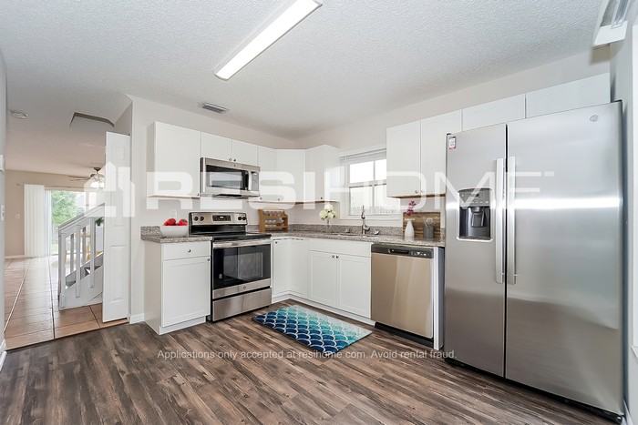 3076 Sunset Ln - Photo 3 of 17
