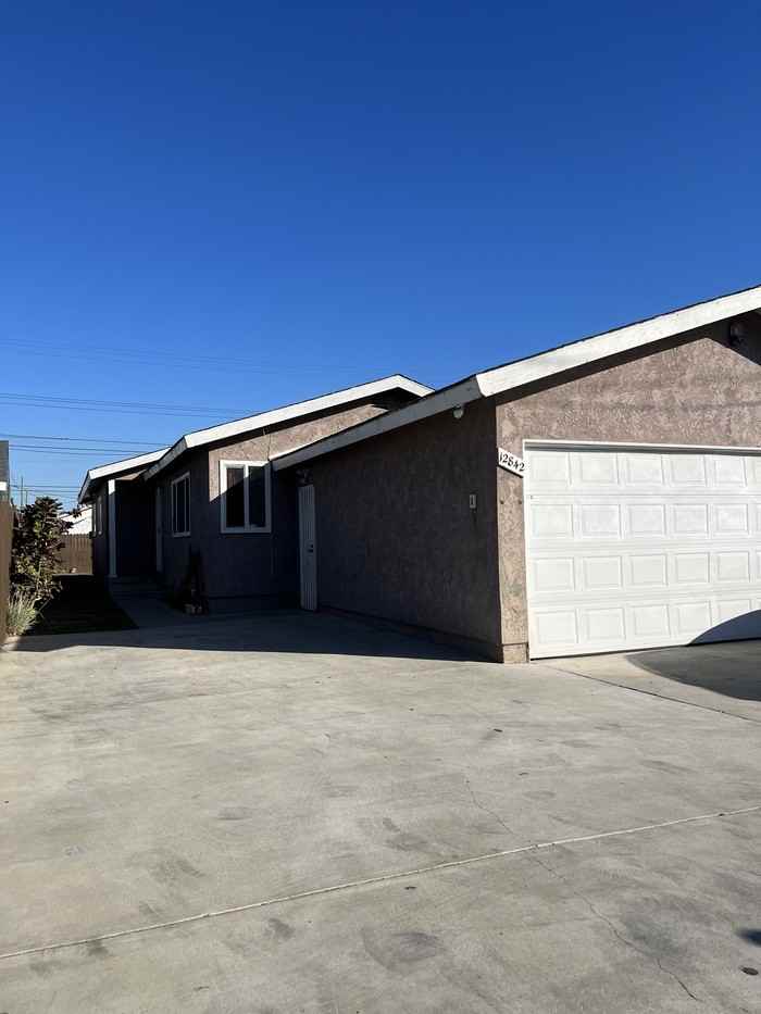 12842 S Harris Ave - Photo 2 of 18