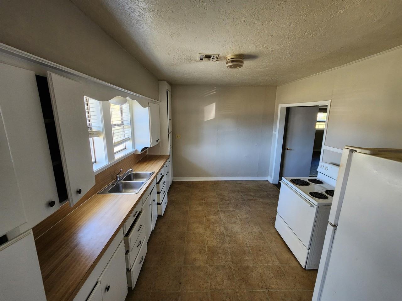 916 Arlington St #1 - Photo 5 of 12