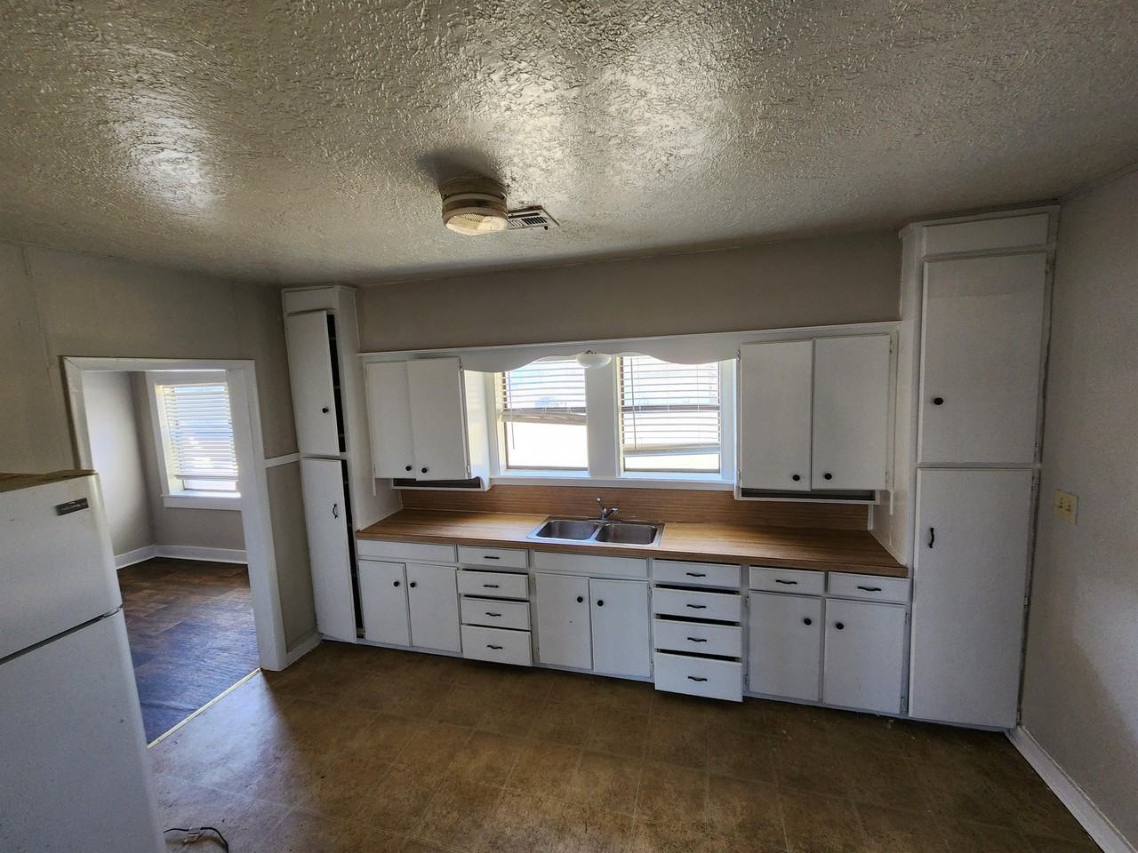 916 Arlington St #1 - Photo 6 of 12