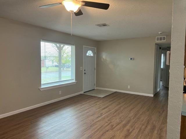 201 Oak St - Photo 3 of 17