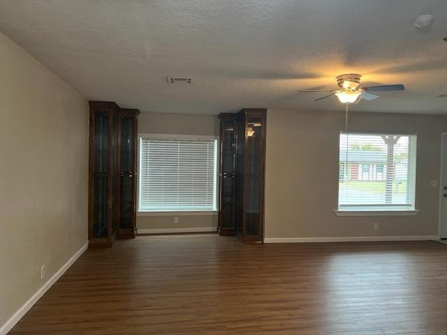 201 Oak St - Photo 4 of 17