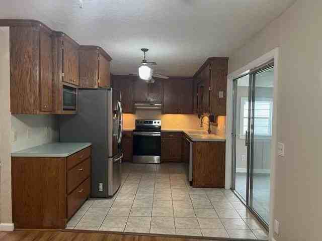 201 Oak St - Photo 5 of 17