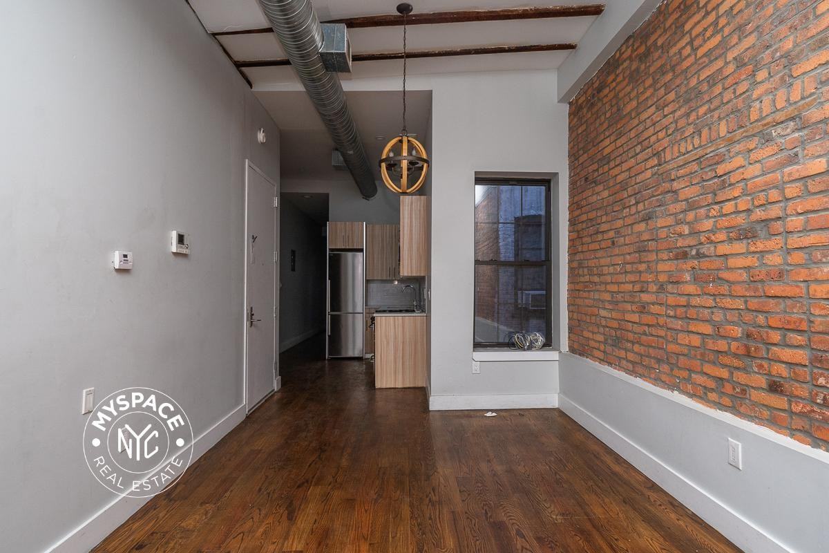 1719 Gates Ave #2R - Photo 4 of 16