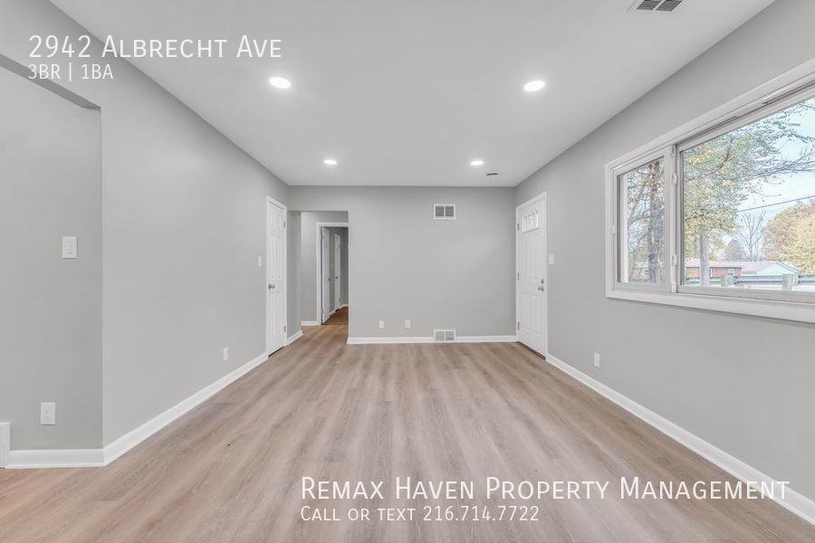 2942 Albrecht Ave - Photo 2 of 27