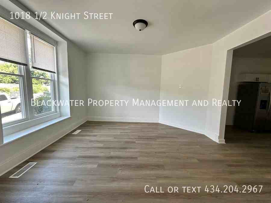 1018 1/2 Knight St - Photo 3 of 5