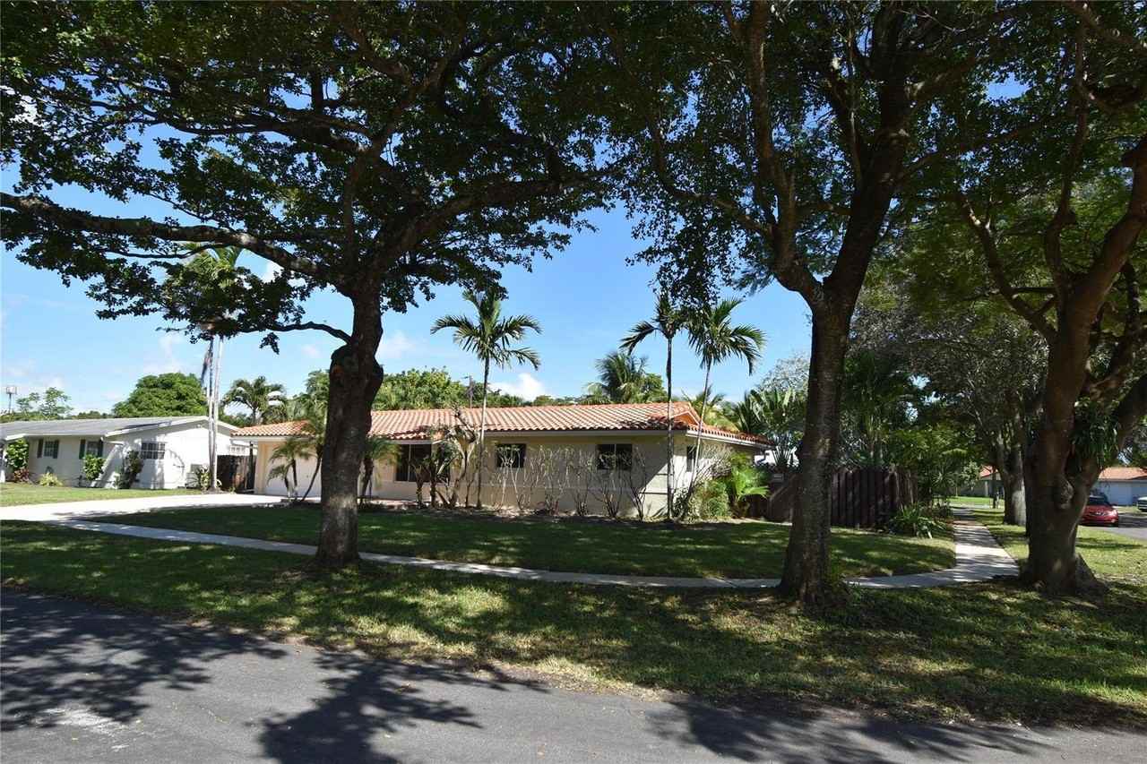 282 Sw 52nd Ter - Photo 2 of 8