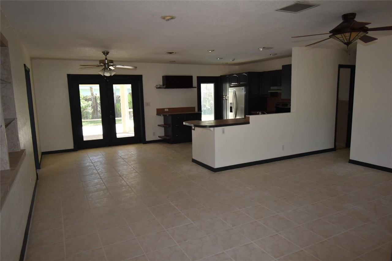 282 Sw 52nd Ter - Photo 3 of 8