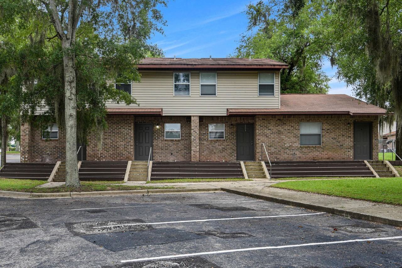 1175 Bentley Rd - Photo 3 of 36