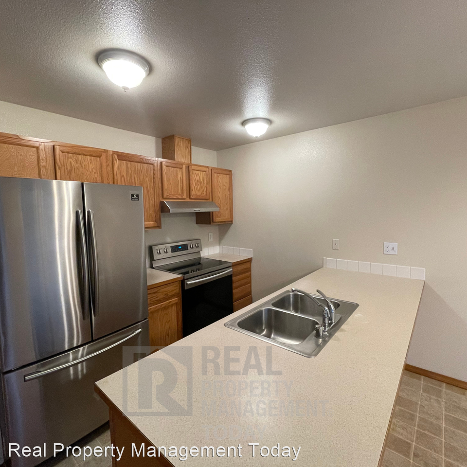 3507 S 43rd St - Photo 3 of 15