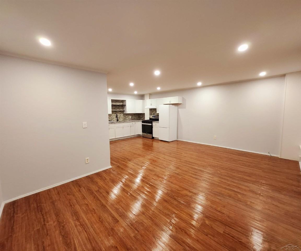 913 Mckinley St - Photo 3 of 12