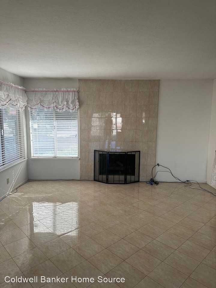26274 Fleet Ln - Photo 3 of 23