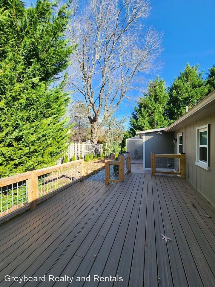 102 7th St - Photo 3 of 25