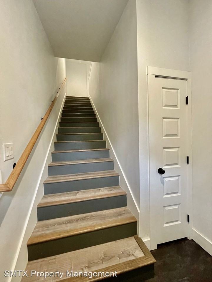 803 1/2 W Hopkins St - Photo 3 of 14