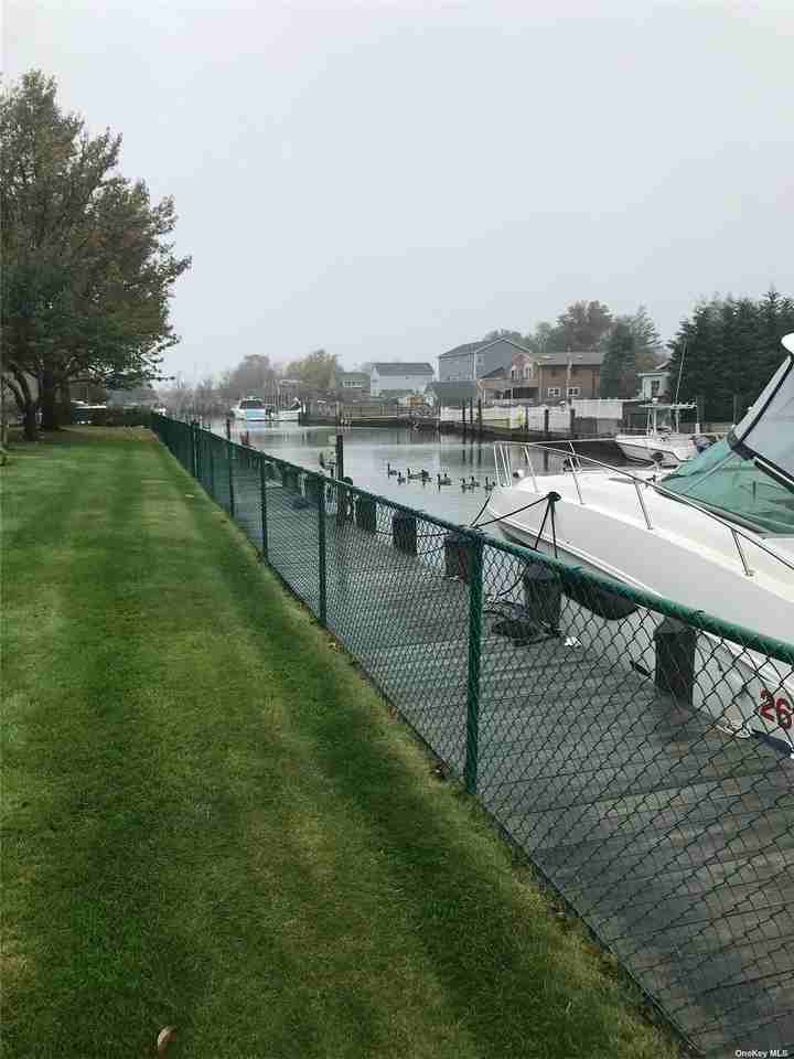 209 Mariners Way, Copiague, NY 11726 2 Bedroom Condo for 2,800/month