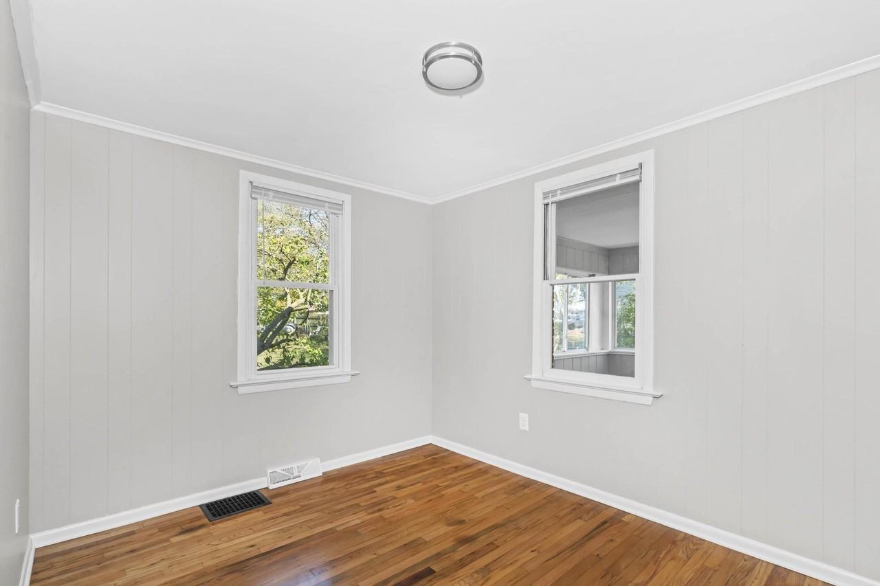 403 Boxwood St - Photo 3 of 33