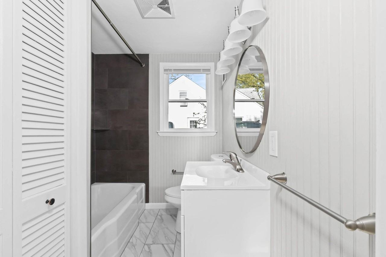 403 Boxwood St - Photo 7 of 33