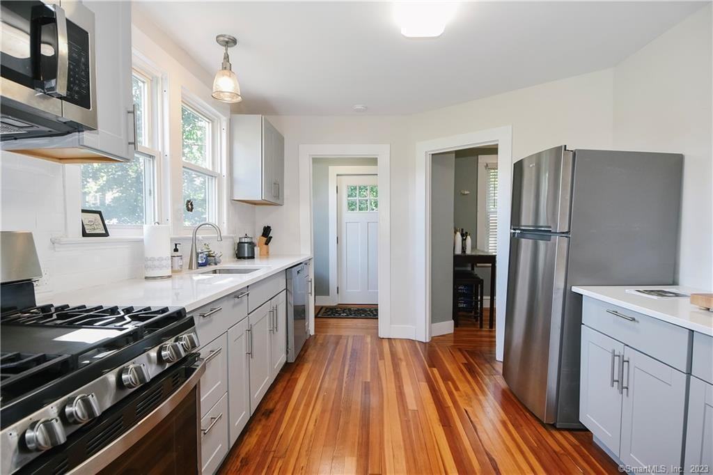 81 Pratt St - Photo 3 of 22