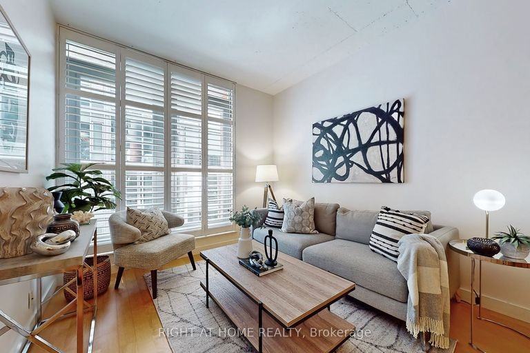 36 Charlotte St #405