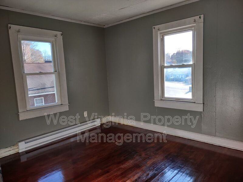 102 Pine St - Photo 3 of 6