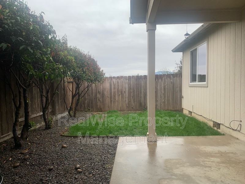 1427 Kellenbeck Ave - Photo 3 of 16