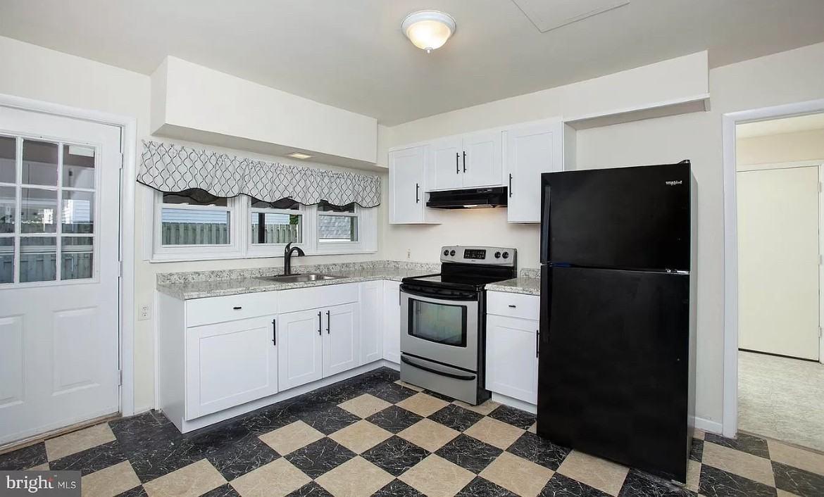 439 S Catherine St #439 - Photo 2 of 4