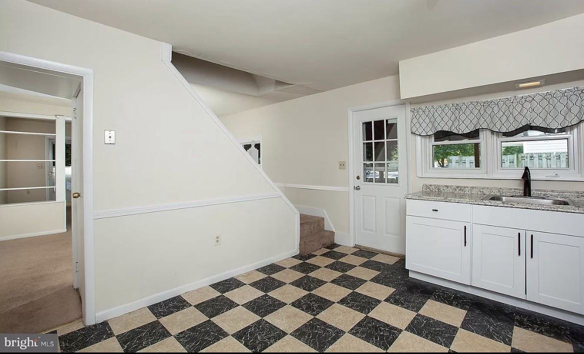 439 S Catherine St #439 - Photo 3 of 4