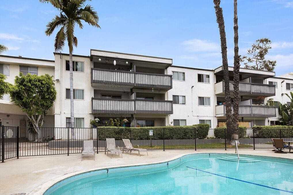 2401 Seaside St - Photo 4 of 14