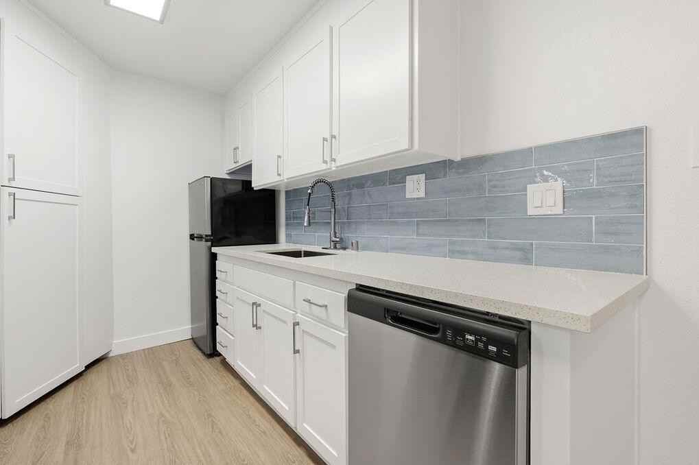 2401 Seaside St - Photo 3 of 14