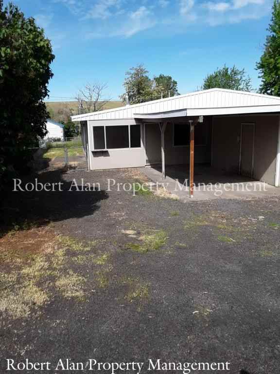 271 Ne Douglas St Apt A - Photo 2 of 7