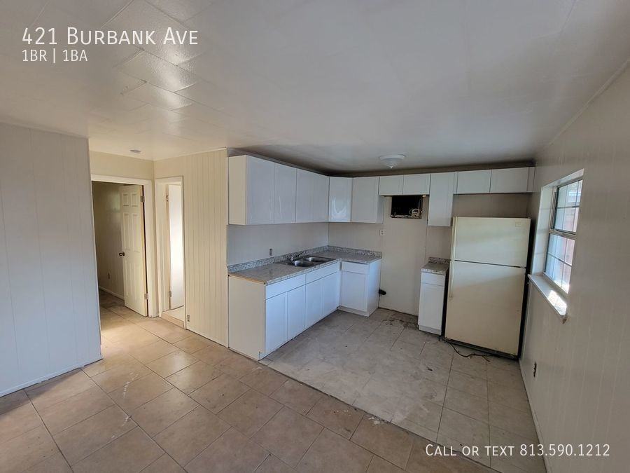 421 Burbank Ave - Photo 2 of 7