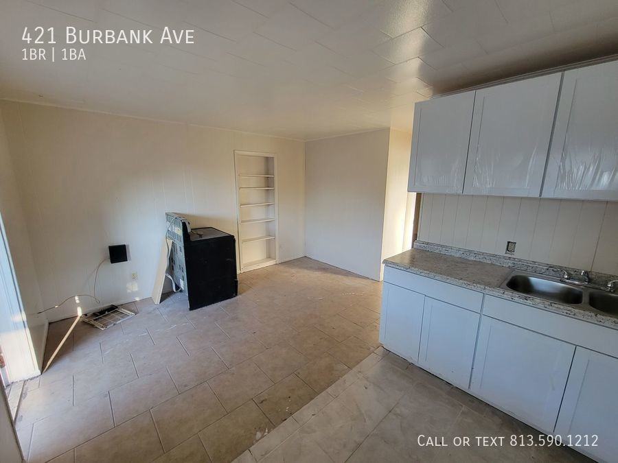 421 Burbank Ave - Photo 3 of 7