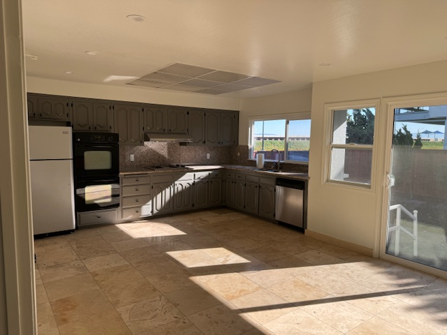 1098 Sanderling St - Photo 3 of 14