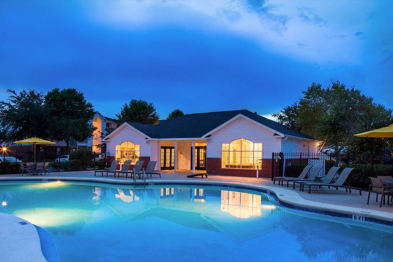 Park on the Square - Photo 6 of 22