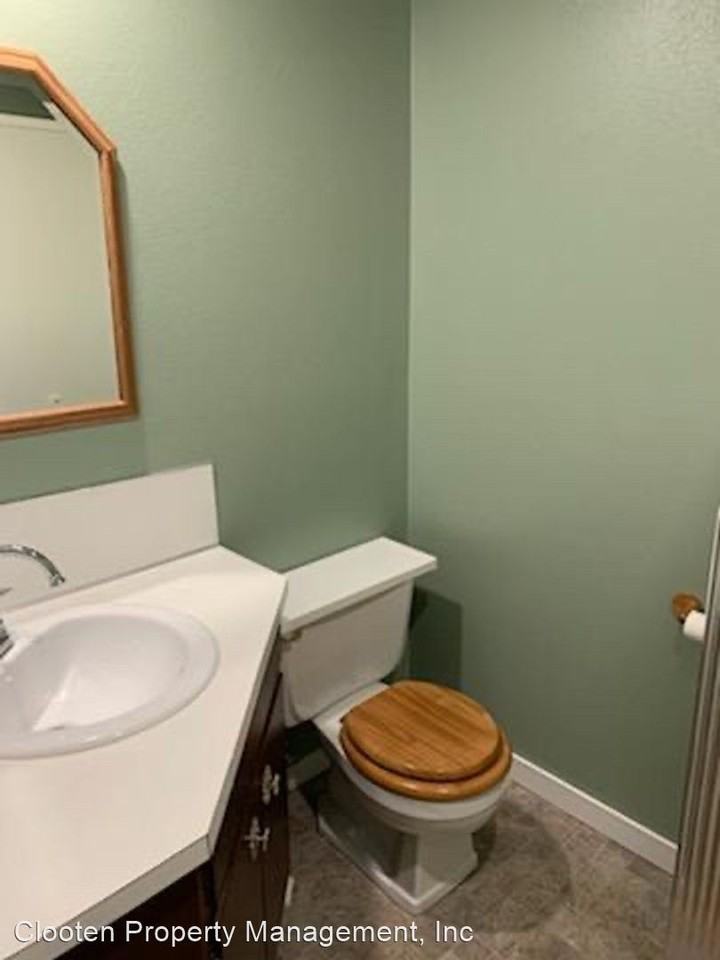 1832 N Kavaney Dr - Photo 3 of 11