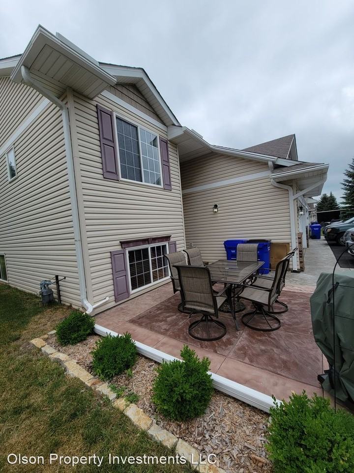 474 Meadow Ln - Photo 2 of 10