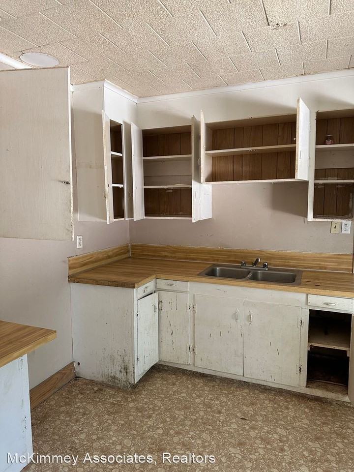 1221 Georgia St - Photo 3 of 12