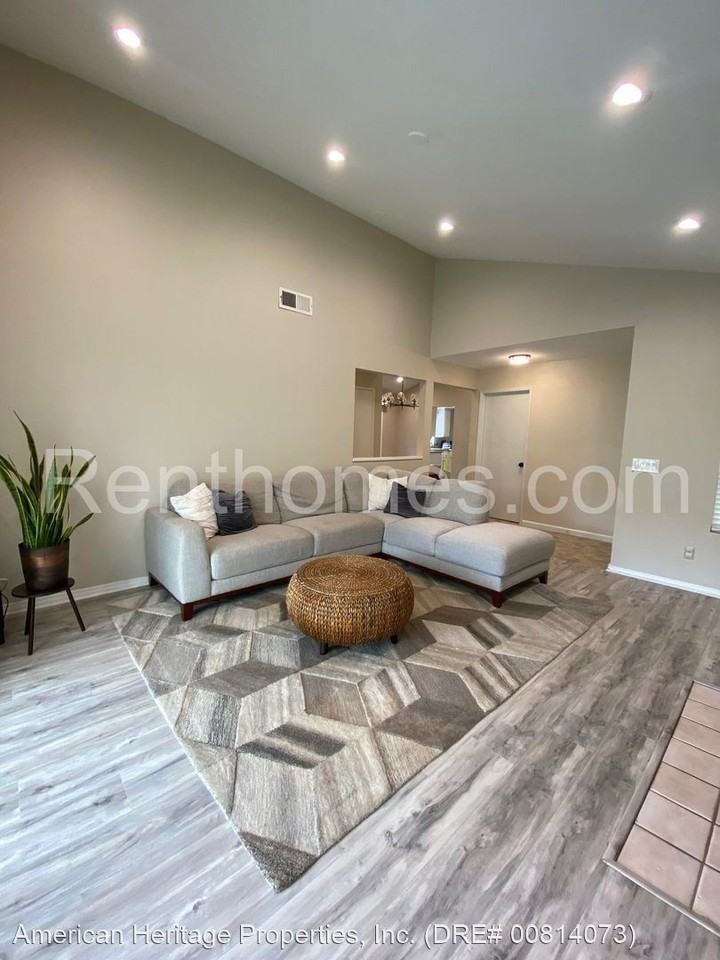 10346 Rancho Carmel Dr - Photo 2 of 16