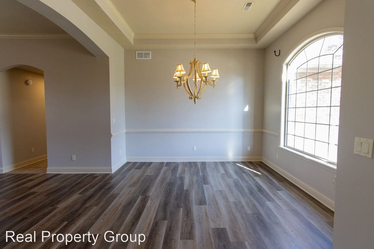 2107 Tadley St - Photo 3 of 23